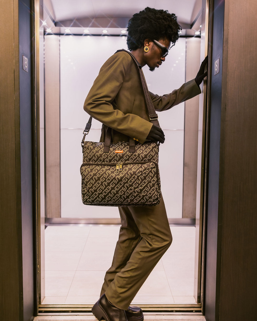 MAGNETIC PULSE TRAVEL BAG