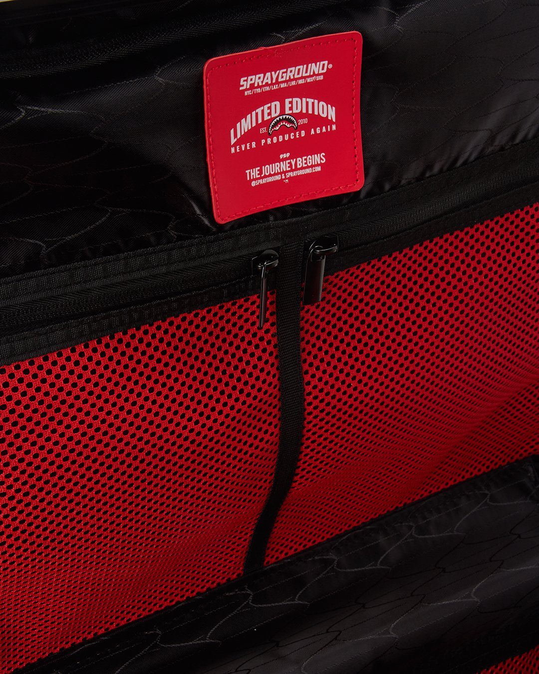 SHARKFLOWER 29.5” FULL-SIZE SHARKNAUTICS LUGGAGE