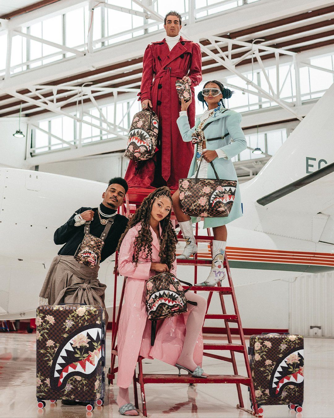 SHARKFLOWER 29.5” FULL-SIZE SHARKNAUTICS LUGGAGE