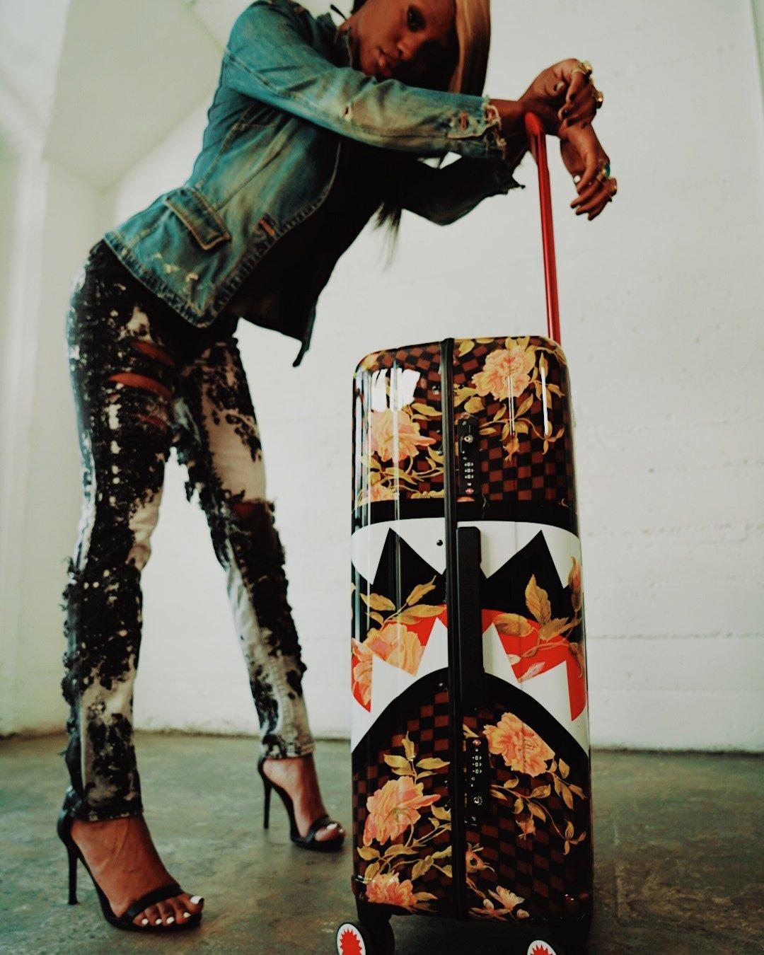 SHARKFLOWER 29.5” FULL-SIZE SHARKNAUTICS LUGGAGE