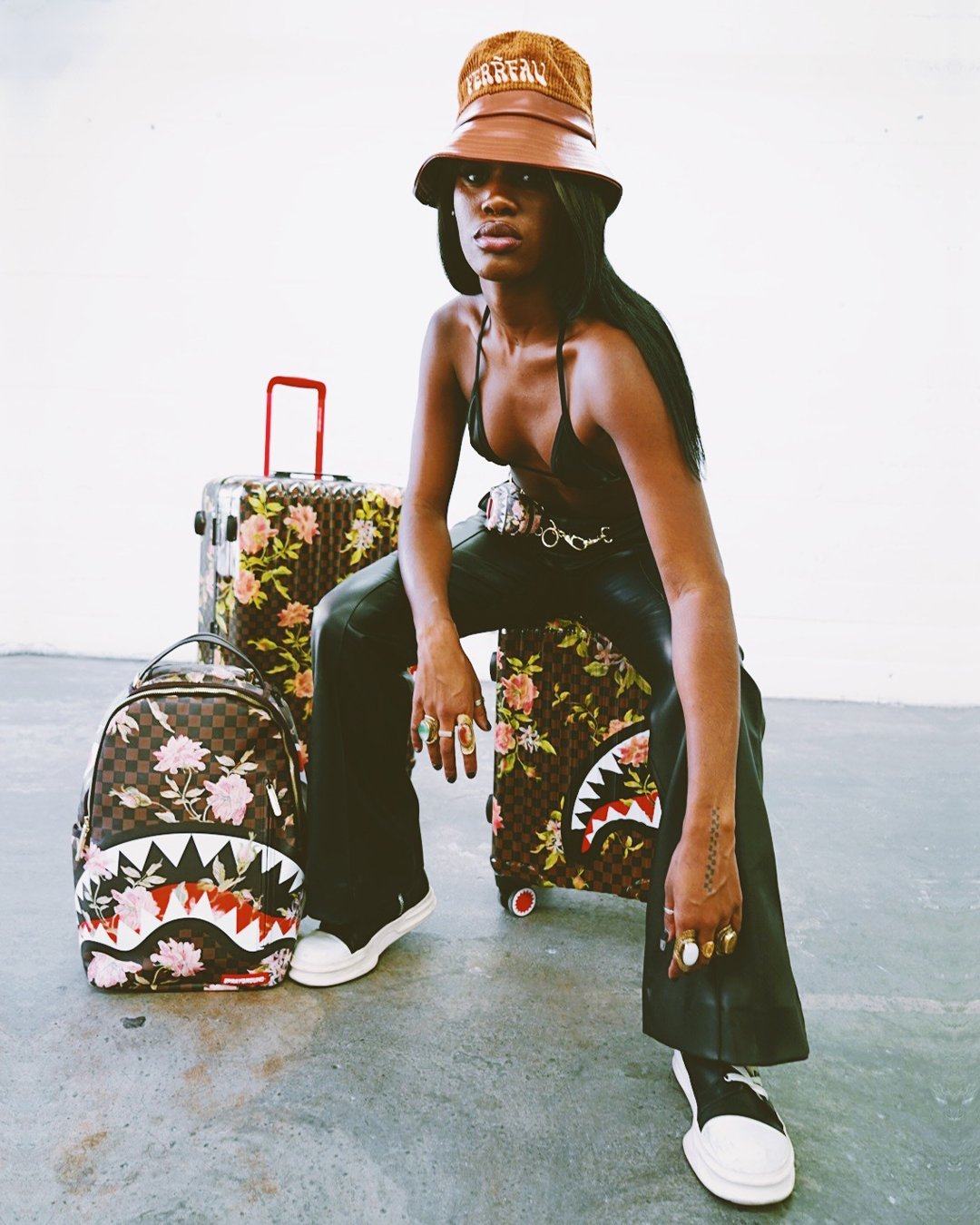 SHARKFLOWER 29.5” FULL-SIZE SHARKNAUTICS LUGGAGE